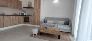 a living room with a couch and a coffee table at DOLCE CASA Baïa Sant'Anna - Budoni in Budoni