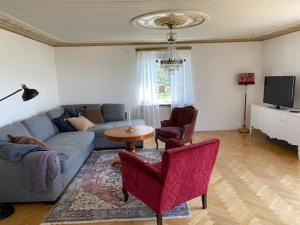 een woonkamer met een bank en een tafel bij Boende i uppgränna med panoramautsikt in Gränna