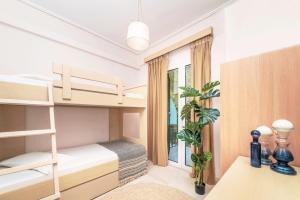 Postel nebo postele na pokoji v ubytování Adani Hotel