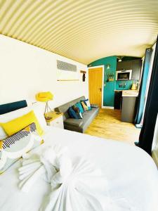 Posteľ alebo postele v izbe v ubytovaní Mid Wales Luxury Huts