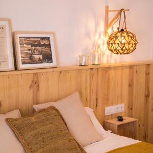 Tempat tidur dalam kamar di Hostal Sa Teula