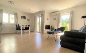 Część wypoczynkowa w obiekcie Apartment Punta Premantura E with garden