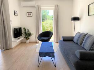 Część wypoczynkowa w obiekcie Apartment Punta Premantura E with garden