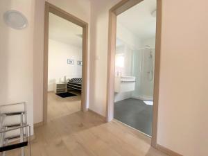 - duże lustro w pokoju z łazienką w obiekcie Apartment Punta Premantura E with garden w mieście Premantura +29 zdjęć
