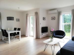 salon z niebieską kanapą i stołem w obiekcie Apartment Punta Premantura E with garden w mieście Premantura