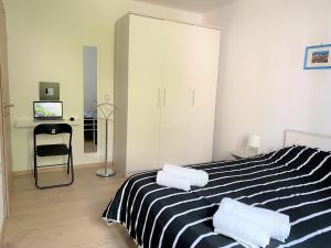sypialnia z czarno-białym łóżkiem o paskach w obiekcie Apartment Punta Premantura E with garden w mieście Premantura
