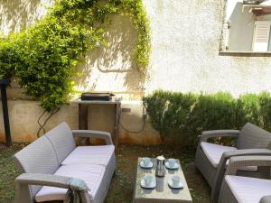 Część wypoczynkowa w obiekcie Apartment Punta Premantura E with garden