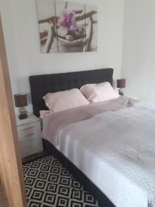 Posteľ alebo postele v izbe v ubytovaní Rózsadomb apartman