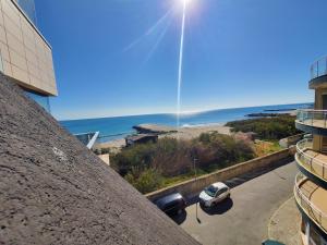 uma vista para a praia a partir da varanda de um edifício em Апартамент Анели em Pomorie
