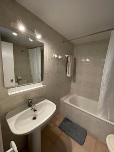 y baño con lavabo, bañera y espejo. en Apartament L'Estartit - Costa Brava, en Torroella de Montgrí
