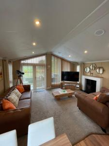 Gallery image of Torrey Pines - 2 bedroom hot tub lodge with free golf, NO BUGGY in Swarland