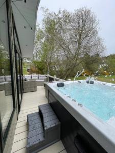 Majoituspaikassa Torrey Pines - 2 bedroom hot tub lodge with free golf, NO BUGGY tai sen lähellä sijaitseva uima-allas