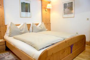 Uma cama ou camas num quarto em Rathskeller Weitra