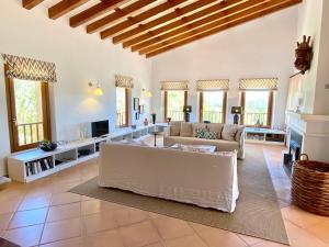 sala de estar con sofá y mesa en Stilvolle und elegante Finca mit Salzwasser Pool * BBQ * Aussicht * Mallorca, en Artà