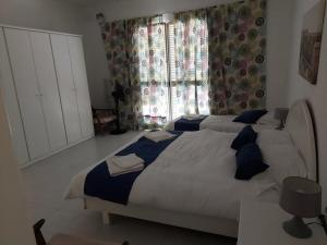 Кровать или кровати в номере Spinola Bay Sea Front Apt 6