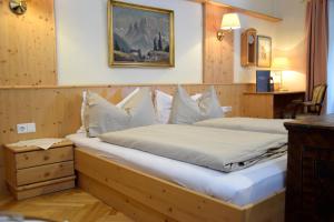 um quarto com 2 camas individuais num quarto em Rathskeller Weitra em Weitra