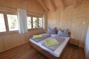 Un pat sau paturi într-o cameră la Ferienwohnungen Kalss nahe Altaussee