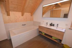 Een badkamer bij Ferienwohnungen Kalss nahe Altaussee