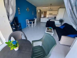 Гостиная зона в Spinola Bay Sea Front Apt 6