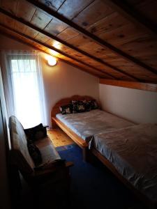Ένα ή περισσότερα κρεβάτια σε δωμάτιο στο Dom letniskowy Bajka