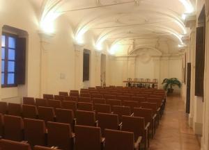 pusta sala wykładowa z krzesłami i sufitem w obiekcie Hotel La Meridiana w mieście Acqui Terme