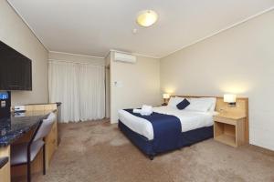 Postel nebo postele na pokoji v ubytování ibis Styles Canberra
