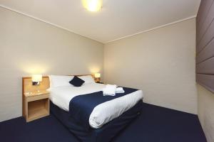 Postel nebo postele na pokoji v ubytování ibis Styles Canberra