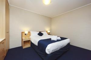 Postel nebo postele na pokoji v ubytování ibis Styles Canberra