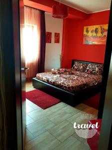 ママイア・ノルドにあるYvo Lioness & Mamaia Nordの赤い壁のベッド1台が備わるベッドルーム1室