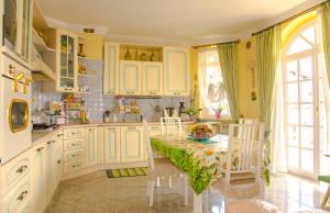 A kitchen or kitchenette at Alexander's Home