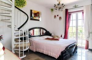 A bed or beds in a room at Alexander's Home