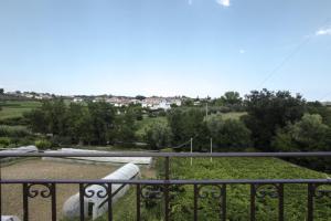 uma vista para um jardim a partir de uma varanda em Alexander's Home em Collecorvino