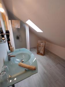 a bathroom with a sink and a mirror at Les Mariniers Chambres d'Hôtes in Mareuil-sur-Cher