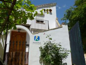 - un bâtiment avec une porte et un panneau dans l'établissement Casa La Azotea de Cazorla, à Cazorla