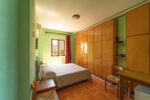 una camera con letto, scrivania e finestra di L'Aragosta ad Alghero