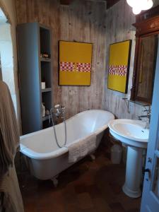 bagno con vasca e lavandino di Maison Lépie a Beurlay
