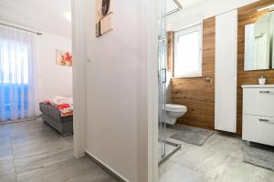 Kúpeľňa v ubytovaní Luxury apartment with swimming pool Ana + 27 fotografií