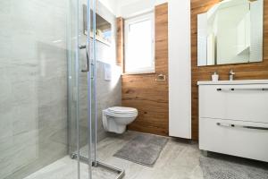 Koupelna v ubytování Luxury apartment with swimming pool Ana