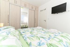 Postel nebo postele na pokoji v ubytování Luxury apartment with swimming pool Ana