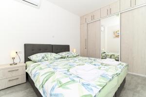 Postel nebo postele na pokoji v ubytování Luxury apartment with swimming pool Ana