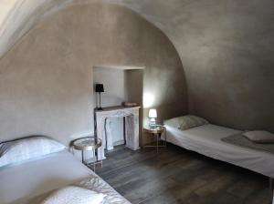 um quarto com duas camas e uma lareira em PARFUMU DI MACHJA em Santa-Lucia-di-Mercurio