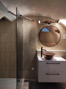 uma casa de banho com um lavatório e um espelho em PARFUMU DI MACHJA em Santa-Lucia-di-Mercurio