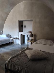 um quarto com uma cama e uma lareira em PARFUMU DI MACHJA em Santa-Lucia-di-Mercurio