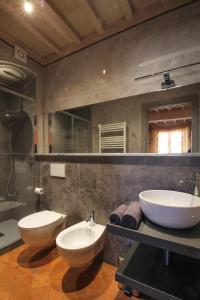 bagno con 2 lavandini, servizi igienici e specchio di Spagna5 a Pienza