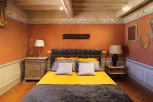 una camera con un grande letto e due lampade di Spagna5 a Pienza