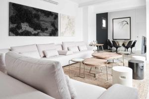a living room with a white couch and a table at MAESTRANZA MODERN y LUXURY in Seville
