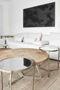 a living room with a white couch and two tables at MAESTRANZA MODERN y LUXURY in Seville