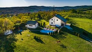 uma vista aérea de uma casa com piscina em House "Dare to dream" em Vrdnik
