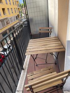 uma mesa e dois bancos numa varanda em Appartamento cittadella em Verona