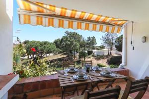 Una mesa y sillas en un patio con vista. en Apartment Dansk, en Quinta do Lago